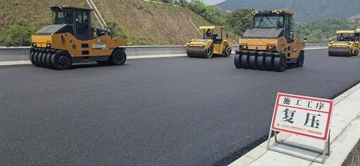 計(jì)劃年底通車(chē)!機(jī)場(chǎng)二高南段工程完成瀝青中面層試驗(yàn)段鋪筑