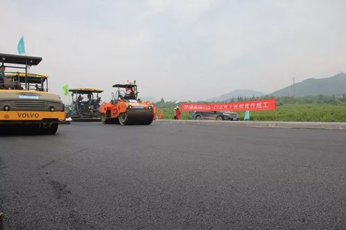 351國(guó)道浦江段開(kāi)始攤鋪瀝青路面 為12月底前通車(chē)創(chuàng)造條件