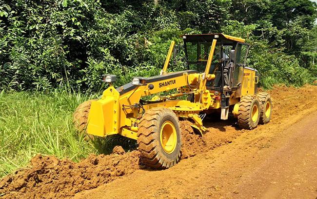 sg163平地機(jī)東南亞某伐木場道路施工