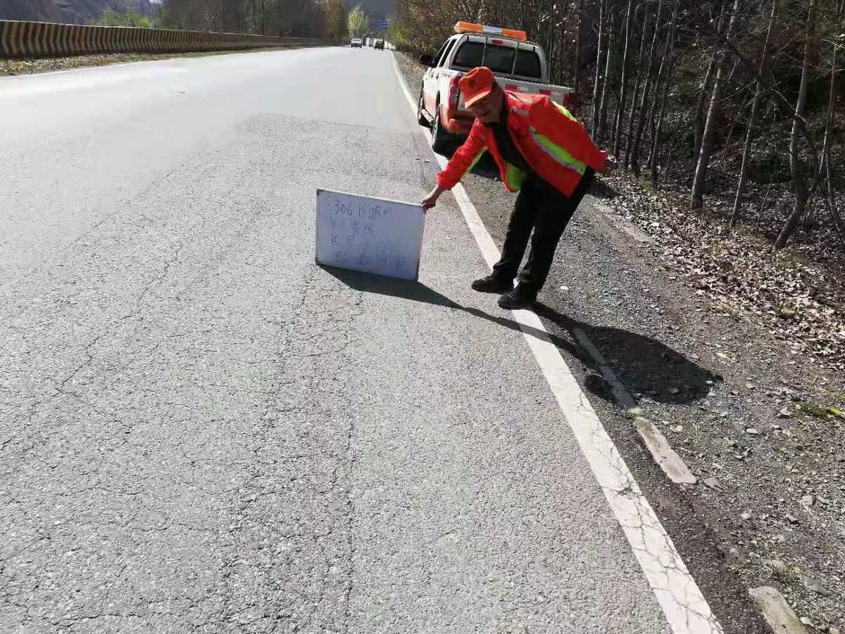 江城公路分局2017年瀝青路面病害修復(fù)工程開展如火如茶 .