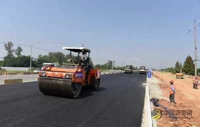 新洲陽大公路工程開始攤鋪瀝青,年底可達到主線通車目標(biāo)