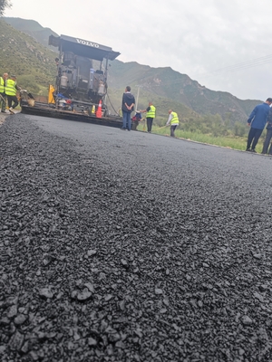 旗下營那支亥至紅召廟溝通村公路進(jìn)入路面工程施工