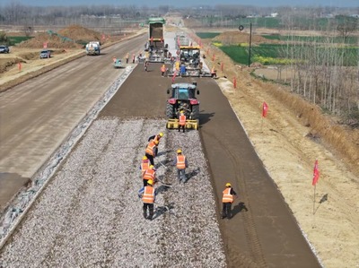正進(jìn)行連續(xù)梁懸臂掛籃施工!跨京臺高速大橋預(yù)計今年9月合龍