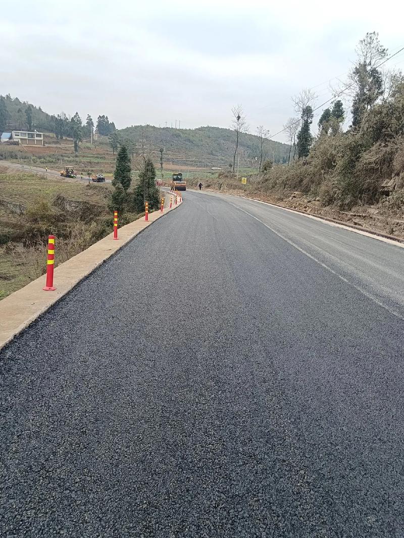 貴州旭輝科技建設(shè)安龍縣海子至灑雨公路改擴建工程,道路瀝青路面 - 抖
