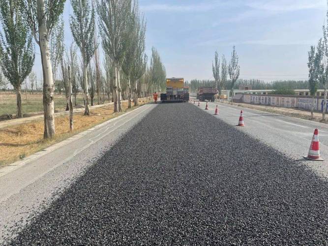 政務(wù)動態(tài)|甘州公路段s301線路面預(yù)防性養(yǎng)護(hù)工程同步碎石封層全面開工